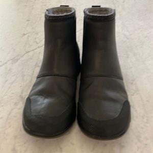 Mens Sorel Black Waterproof slip on boots size 9.